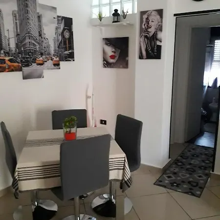 Marina Dei Ciclopi Apartment